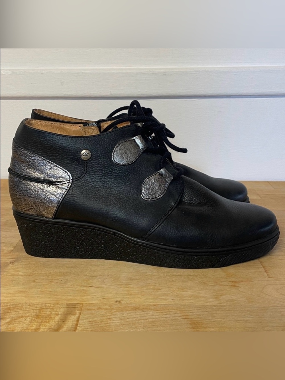 Wanda Panda leather lace up side zip ankle boots women’s size 10.5